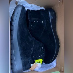 NWT Sketcher boots